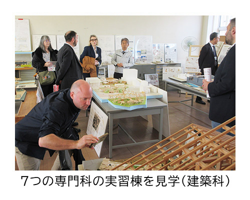 7つの専門科の実習棟を見学（建築科）